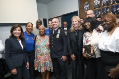 governor-hochul-visits-brooklyn-nypd-precinct_55472555056_o