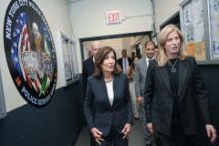 governor-hochul-visits-brooklyn-nypd-precinct_55472948960_o